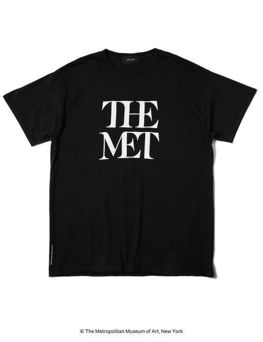 THE MET x DELUXE LOGO TEE BLACK