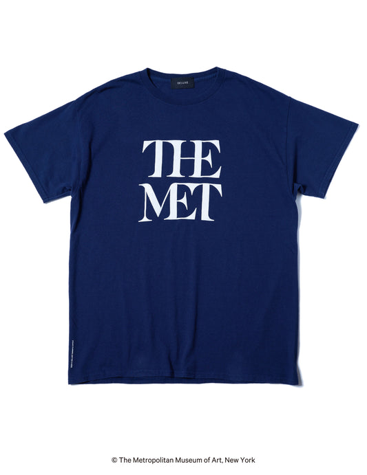 THE MET x DELUXE LOGO TEE NAVY