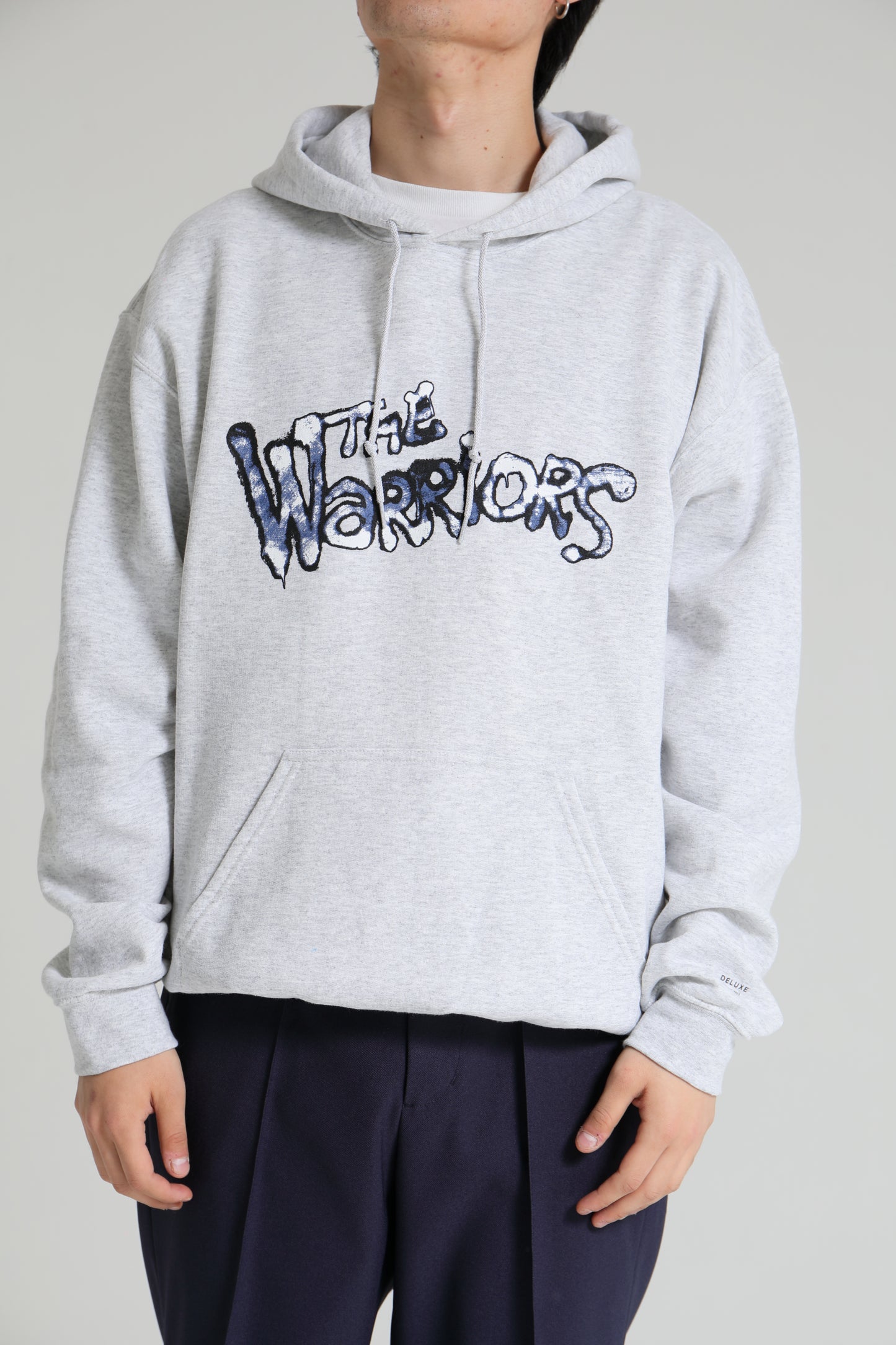 DELUXE x THE Warriors LOGO HOODIE GRAY