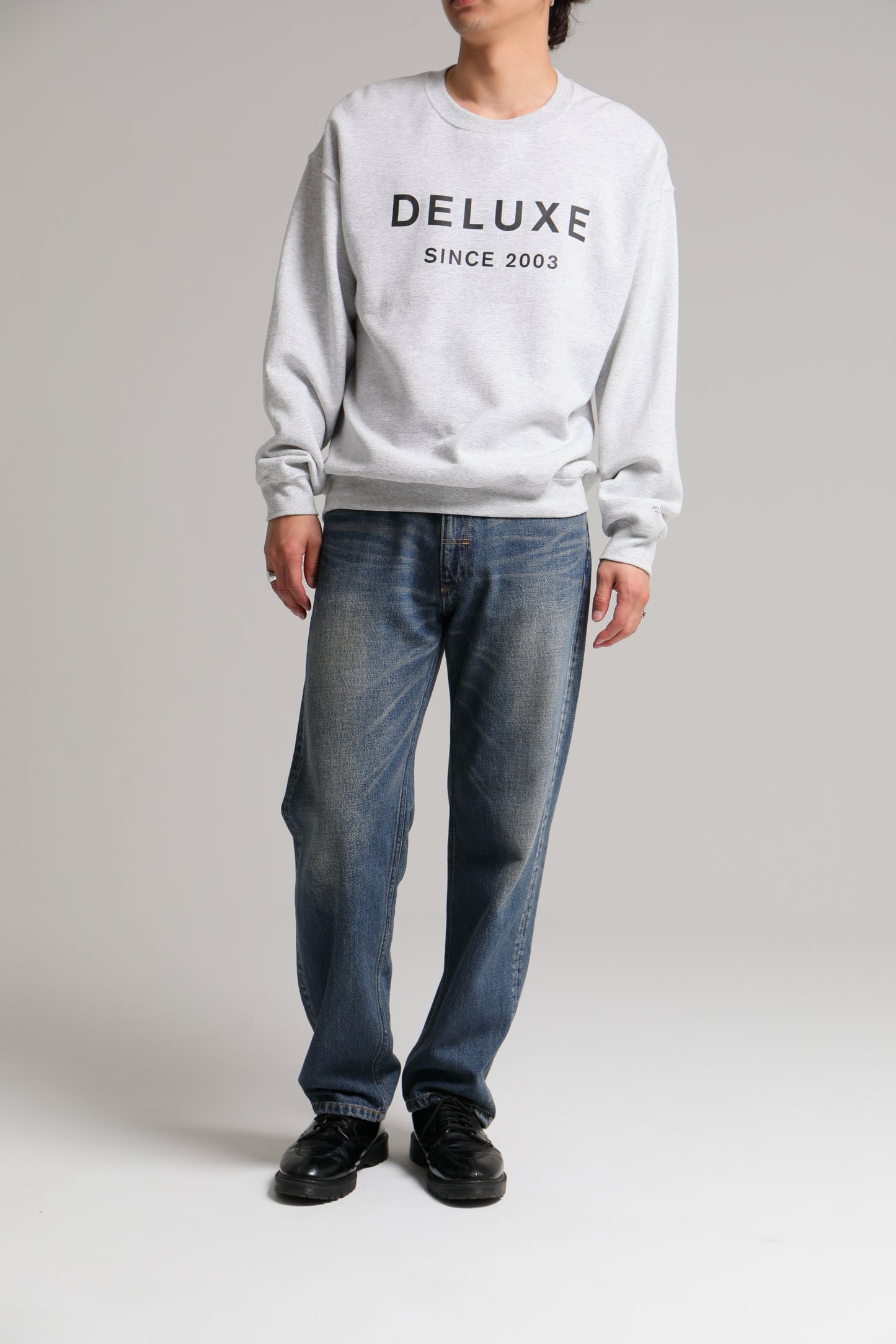 DELUXE LOGO CREW GRAY