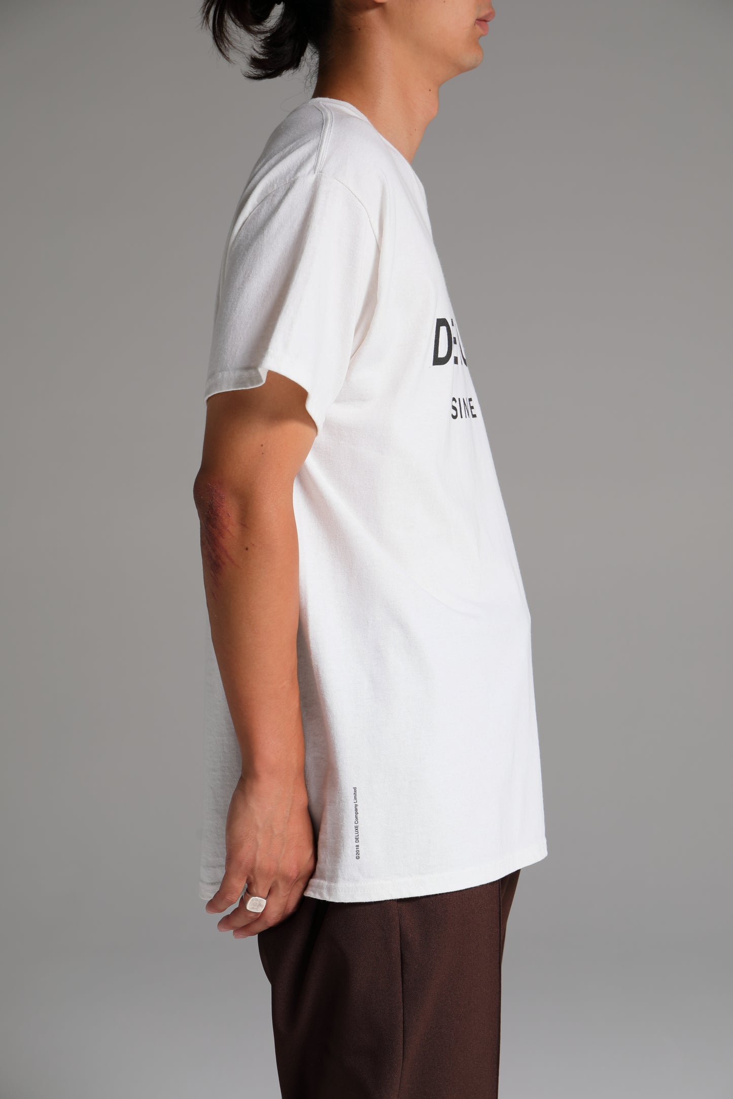 DELUXE LOGO TEE　WHITE