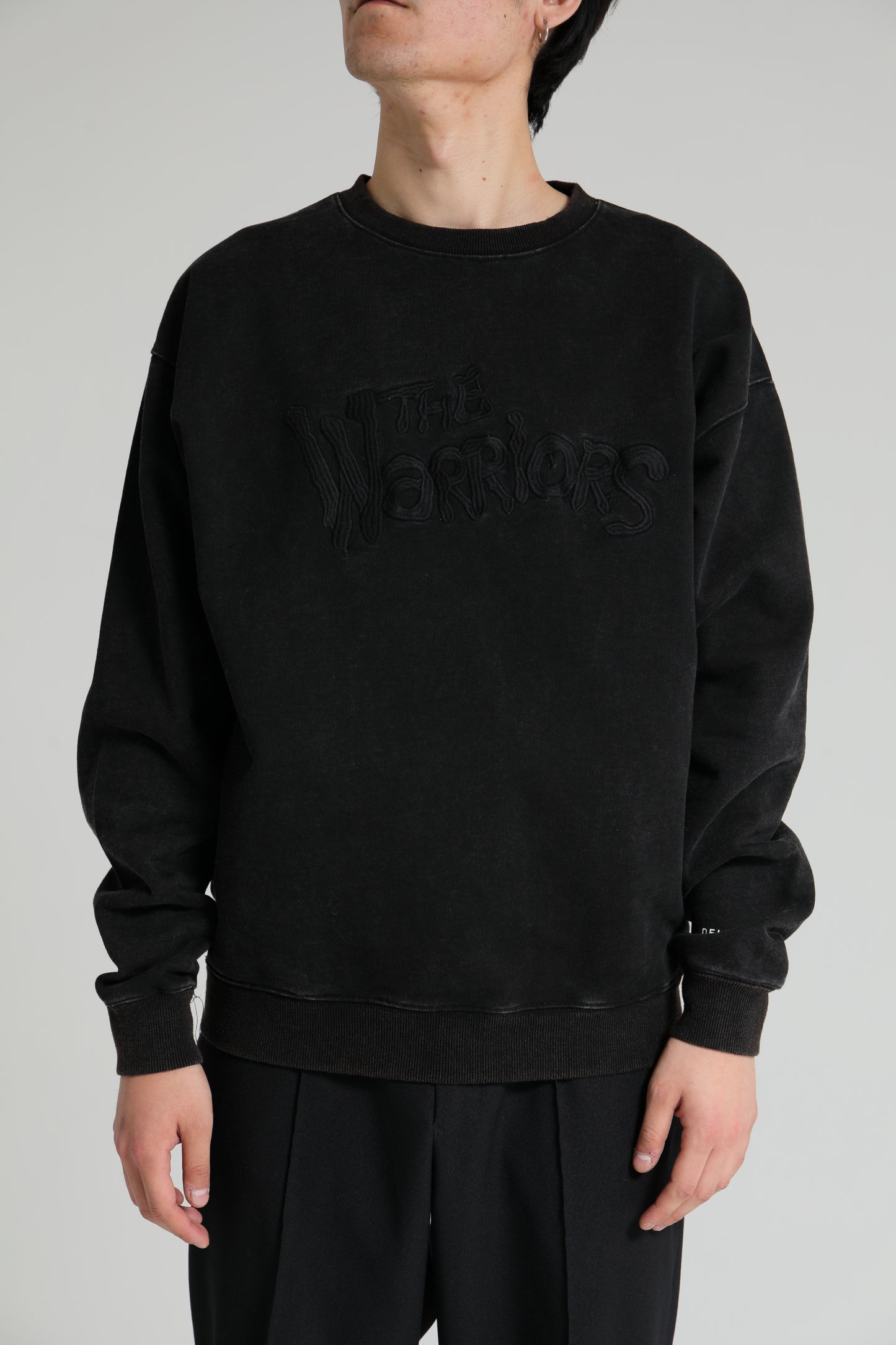DELUXE x THE Warriors Embroidery CREW BLACK