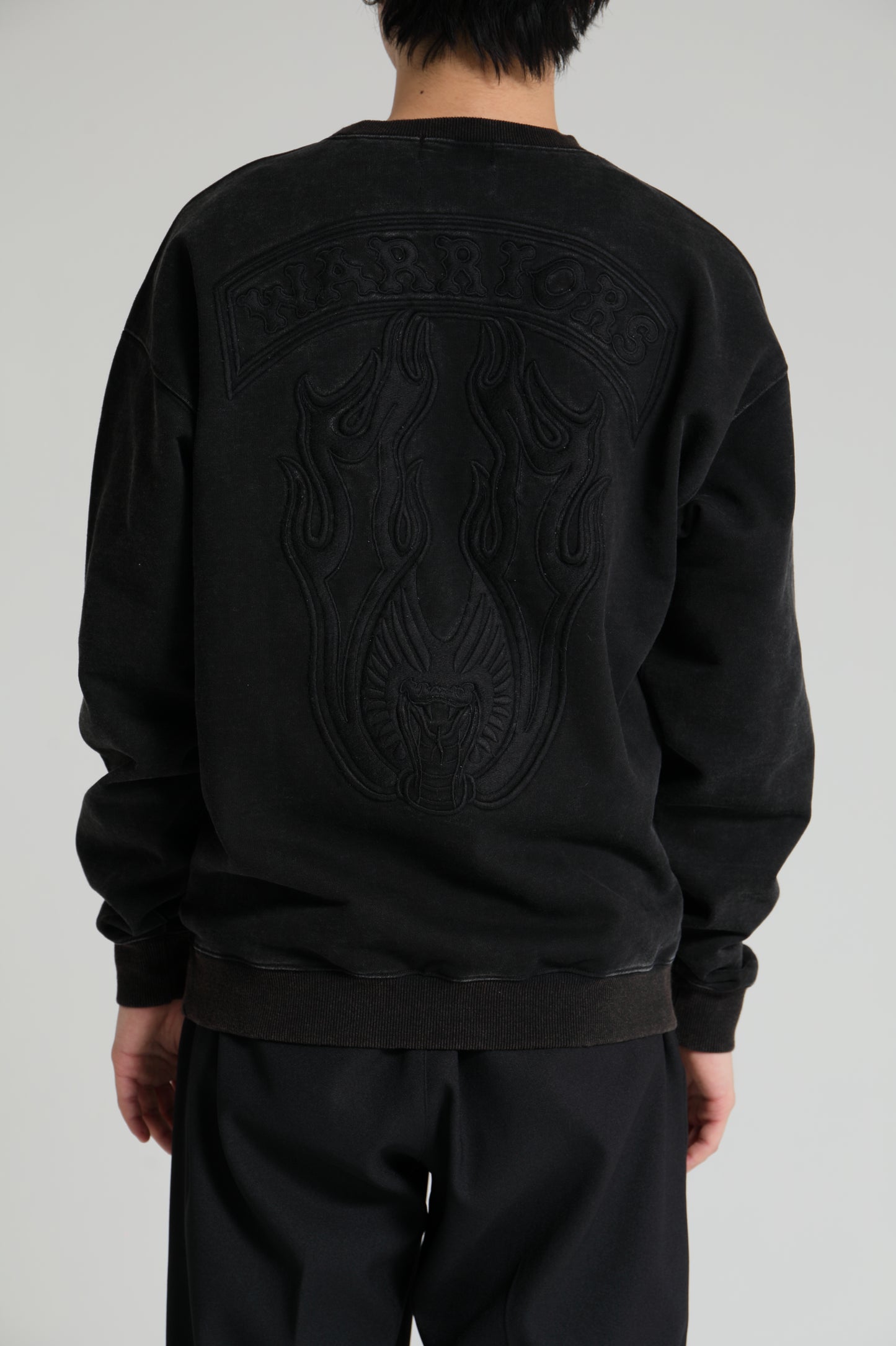 DELUXE x THE Warriors Embroidery CREW BLACK