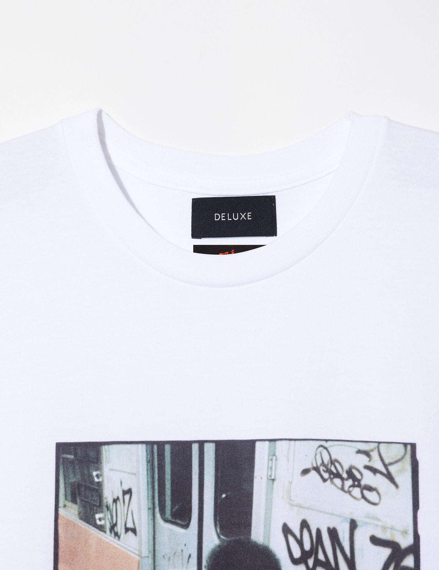 DELUXE x THE Warriors Photo TEE WHITE